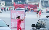 Tranh thủ người hâm mộ đón đội Olympic Việt Nam, nhiều điểm trông giữ xe tự phát chặt chém tại Mỹ Đình